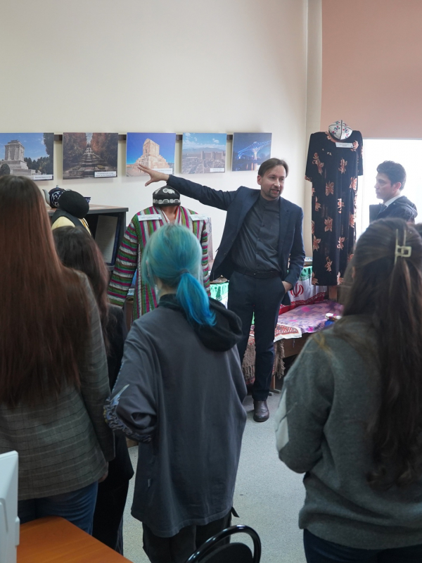 Ibn Sina Foundation assisted N.A. Dobrolyubov Nizhny Novgorod State Linguistic University in holding a photo exhibition