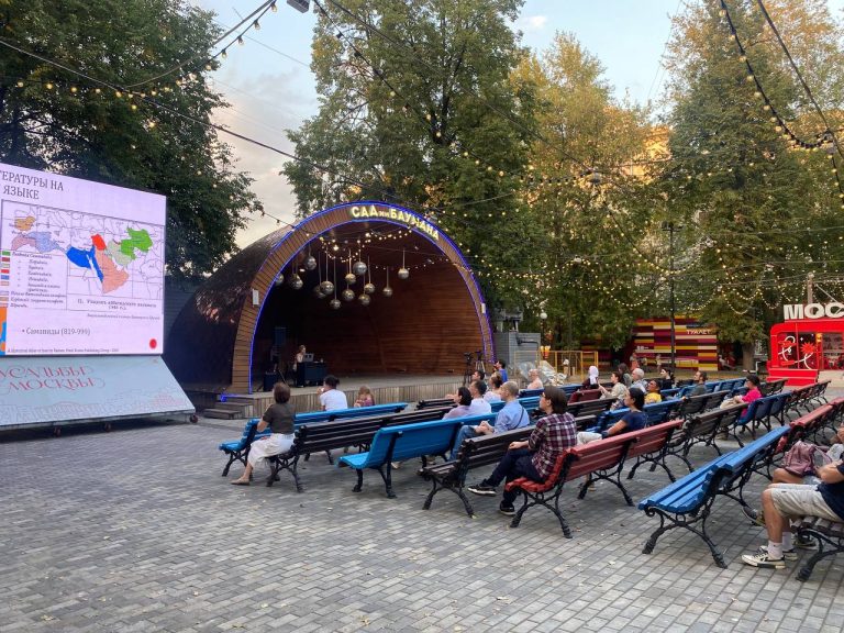 A lecture by E.L. Nikitenko entitled “A Poet and a Governor” held at Bauman Garden